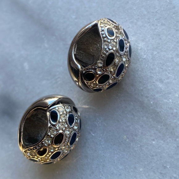 Beautiful dainty silver tone earrings - Picture 3 of 6